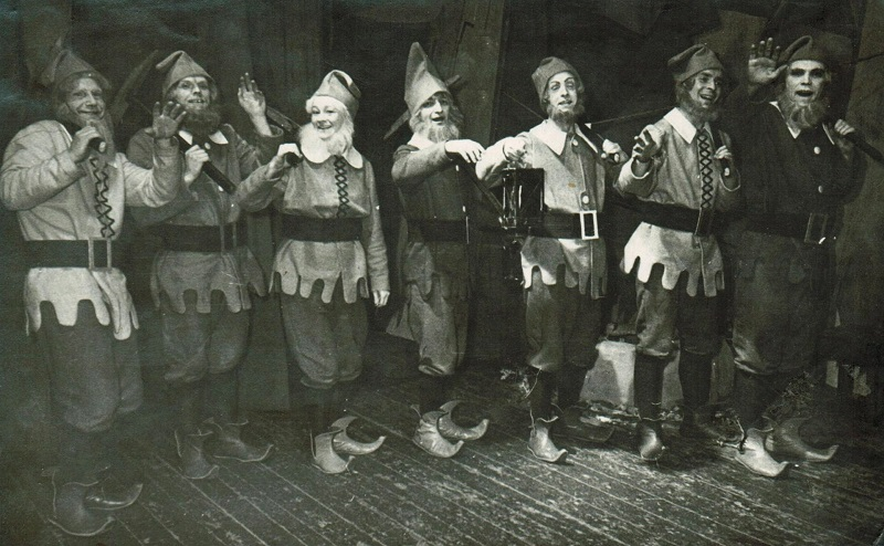 File:Märks, Ilmar (Luiskaja – Ilmar Märks, paremalt kolmas. Grimmide ja Pirni „Lumivalgeke ja seitse pöialpoissi”. Endla, 1963, erakogu).jpg